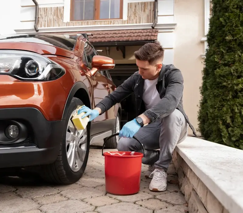Lavage auto à domicile Saint-Nexans : professionnel intervenant sur un véhicule